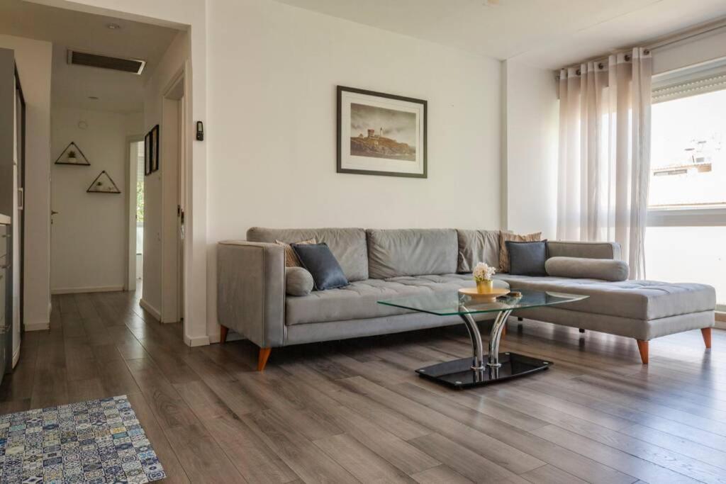 Big Apartment Next To Gordon Beach Plus Free Parking เทลอาวีฟ ภายนอก รูปภาพ