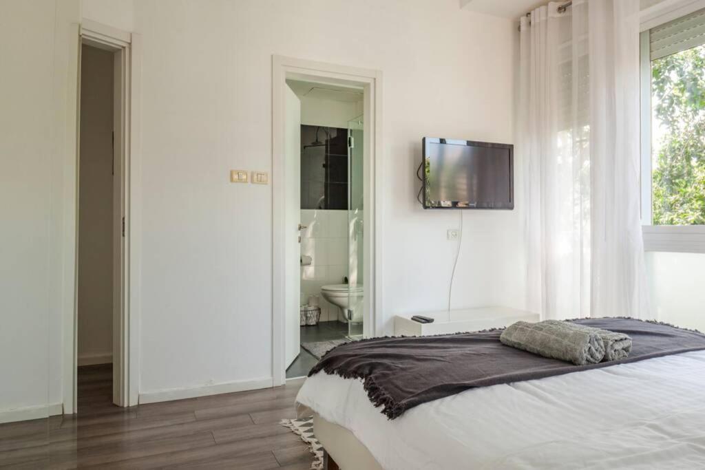 Big Apartment Next To Gordon Beach Plus Free Parking เทลอาวีฟ ภายนอก รูปภาพ
