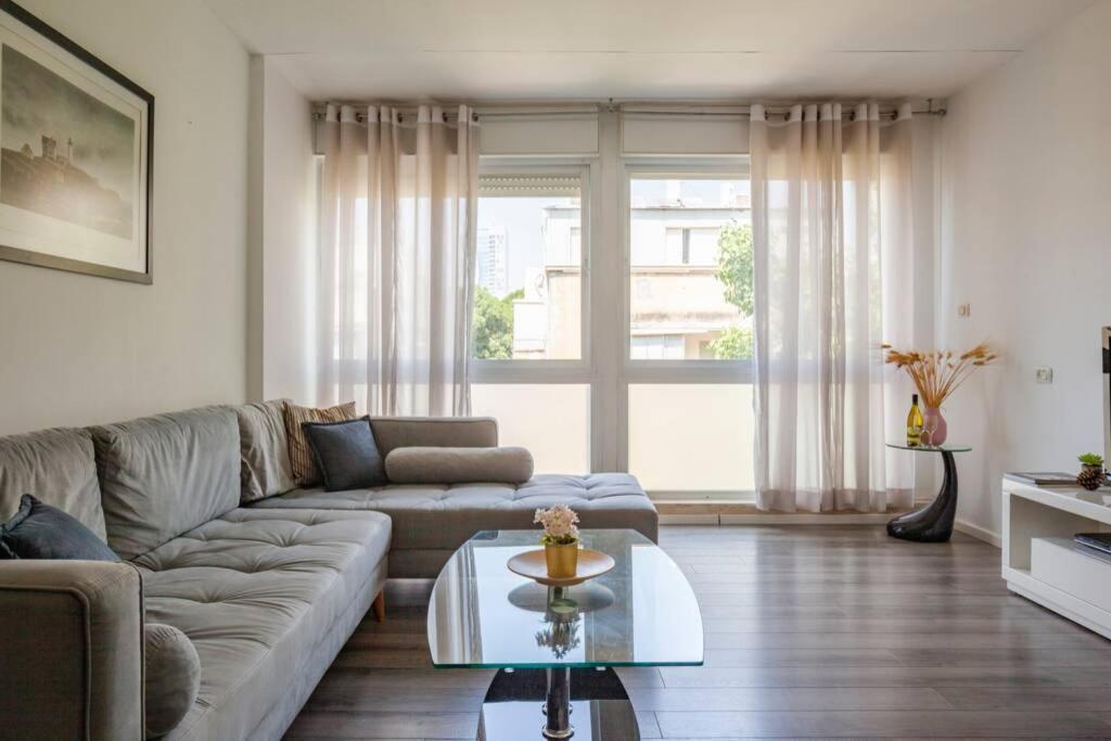 Big Apartment Next To Gordon Beach Plus Free Parking เทลอาวีฟ ภายนอก รูปภาพ