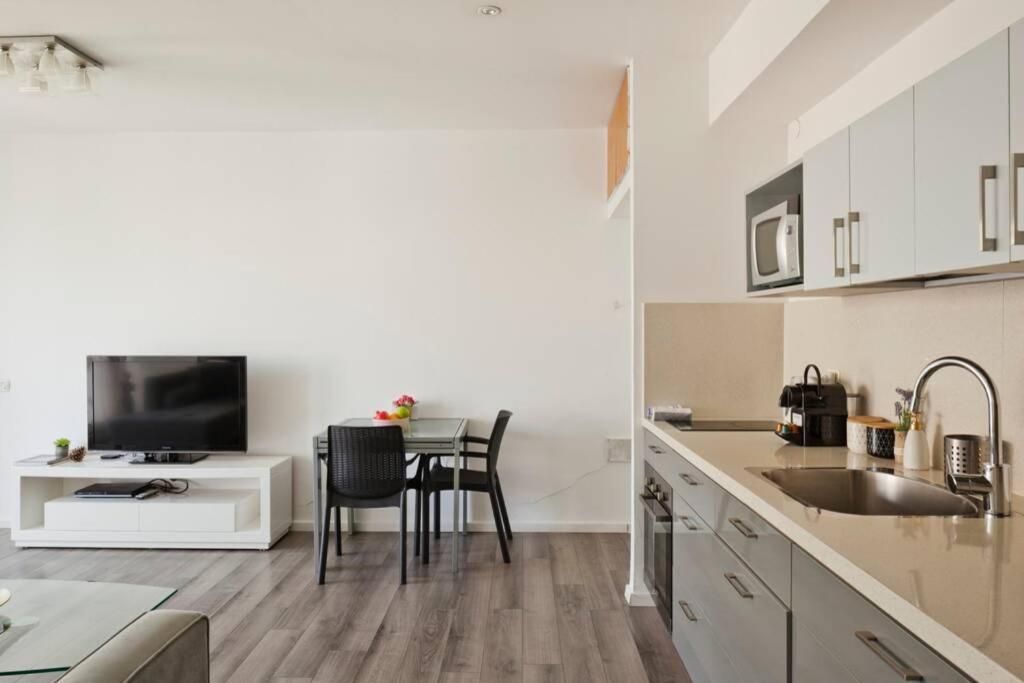 Big Apartment Next To Gordon Beach Plus Free Parking เทลอาวีฟ ภายนอก รูปภาพ