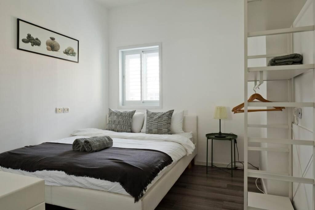 Big Apartment Next To Gordon Beach Plus Free Parking เทลอาวีฟ ภายนอก รูปภาพ