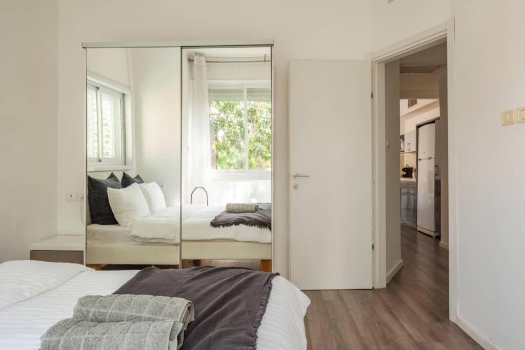 Big Apartment Next To Gordon Beach Plus Free Parking เทลอาวีฟ ภายนอก รูปภาพ