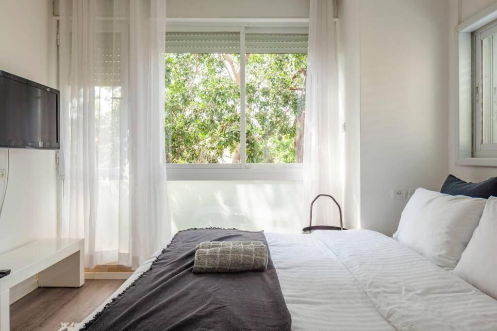 Big Apartment Next To Gordon Beach Plus Free Parking เทลอาวีฟ ภายนอก รูปภาพ