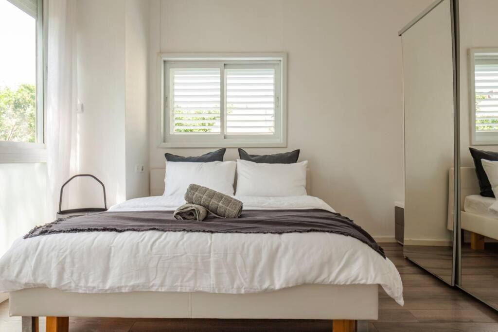 Big Apartment Next To Gordon Beach Plus Free Parking เทลอาวีฟ ภายนอก รูปภาพ
