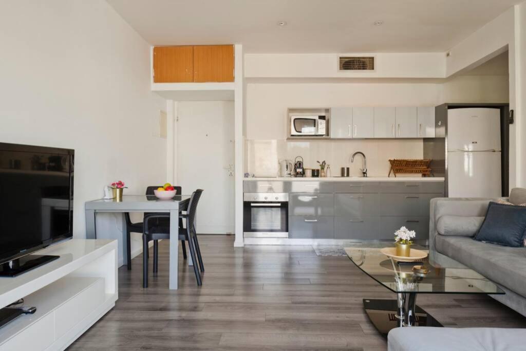 Big Apartment Next To Gordon Beach Plus Free Parking เทลอาวีฟ ภายนอก รูปภาพ