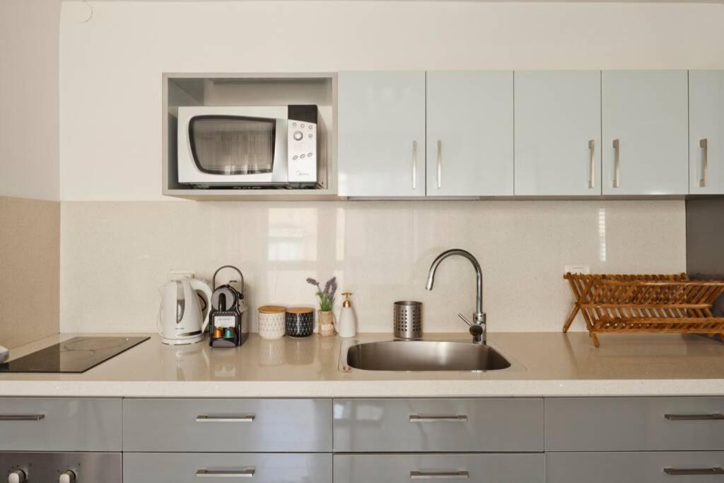 Big Apartment Next To Gordon Beach Plus Free Parking เทลอาวีฟ ภายนอก รูปภาพ