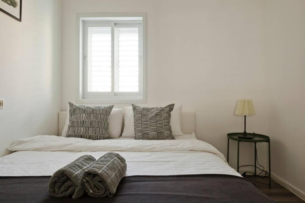 Big Apartment Next To Gordon Beach Plus Free Parking เทลอาวีฟ ภายนอก รูปภาพ