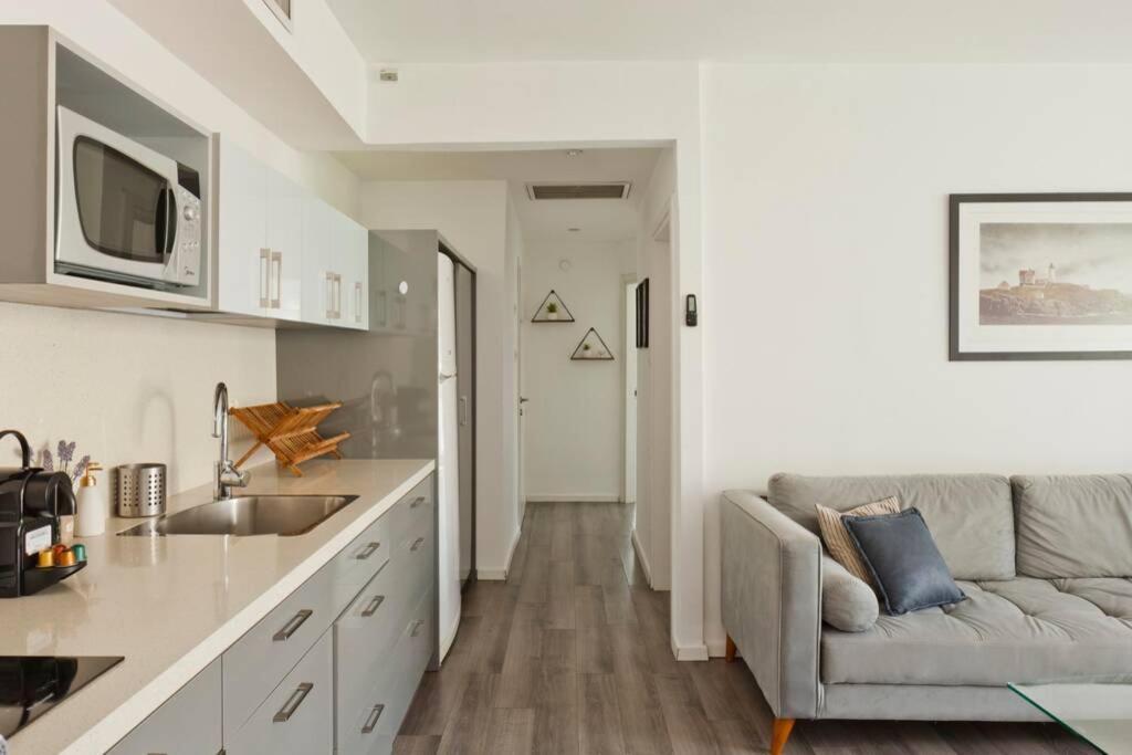 Big Apartment Next To Gordon Beach Plus Free Parking เทลอาวีฟ ภายนอก รูปภาพ