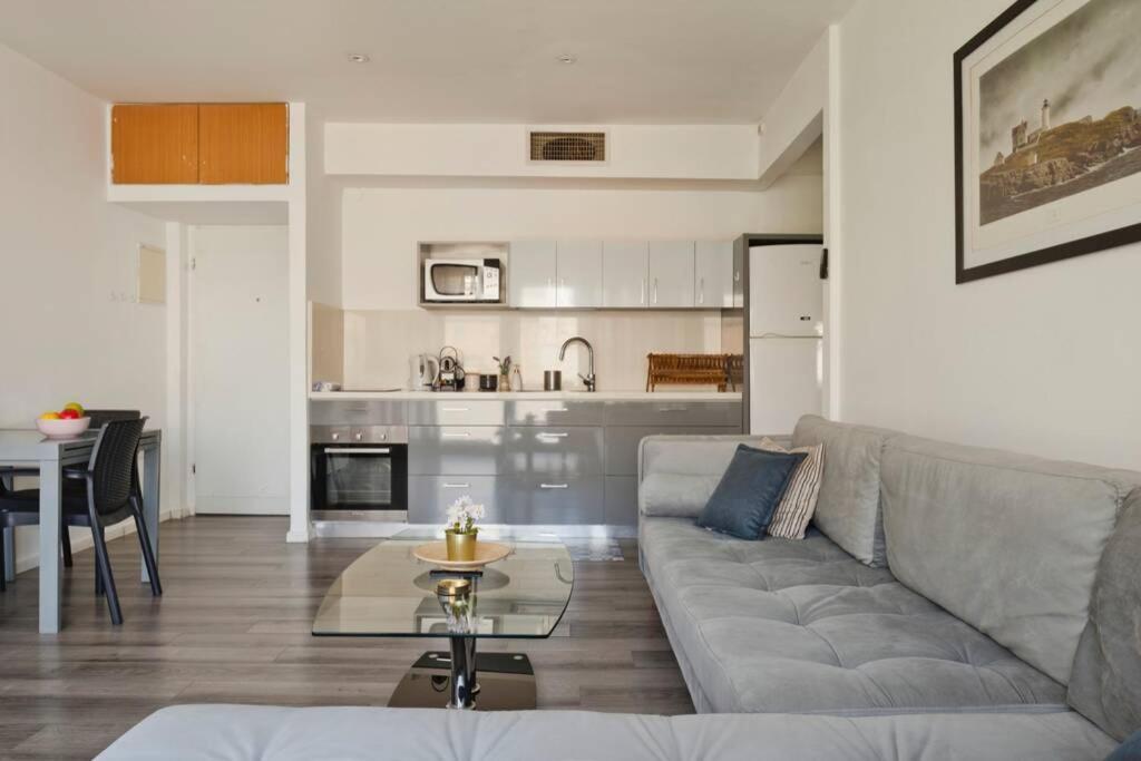 Big Apartment Next To Gordon Beach Plus Free Parking เทลอาวีฟ ภายนอก รูปภาพ